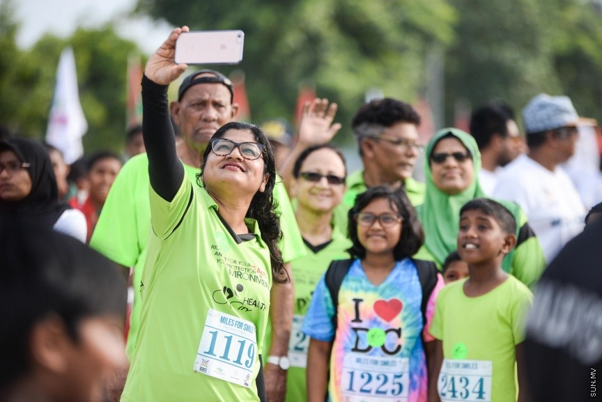 ޖެނުއަރީ 19، 2018: ސްޕޯޓްސް ކޯޕަރޭޝަނުން އިންތިޒާމްކޮށްގެން ބާއްވާ "މައިލްސް ފޯ ސްމައިލްސް" 24 ގަޑިއިރުގެ ޗެރިޓީ ދުވުން ފަށުން: ދުވުން ޝަރަފްވެރިކޮށްދެއްވީ ހެލްތު މިނިސްޓަރު އަބްދުﷲ ނާޒިމް އިބްރާހީމް -- ސަން ފޮޓޯ/ -- ފަޔާޒު މޫސާ