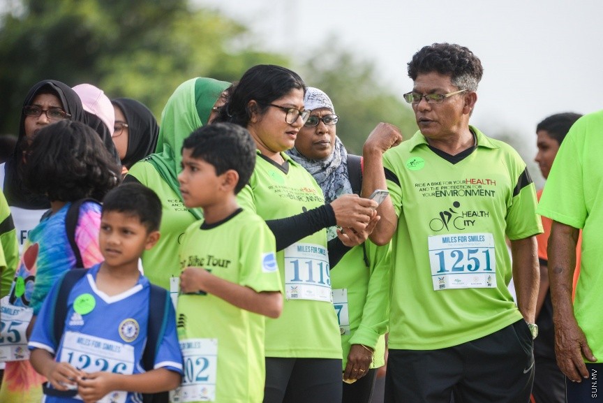 ޖެނުއަރީ 19، 2018: ސްޕޯޓްސް ކޯޕަރޭޝަނުން އިންތިޒާމްކޮށްގެން ބާއްވާ "މައިލްސް ފޯ ސްމައިލްސް" 24 ގަޑިއިރުގެ ޗެރިޓީ ދުވުން ފަށުން: ދުވުން ޝަރަފްވެރިކޮށްދެއްވީ ހެލްތު މިނިސްޓަރު އަބްދުﷲ ނާޒިމް އިބްރާހީމް -- ސަން ފޮޓޯ/ -- ފަޔާޒު މޫސާ