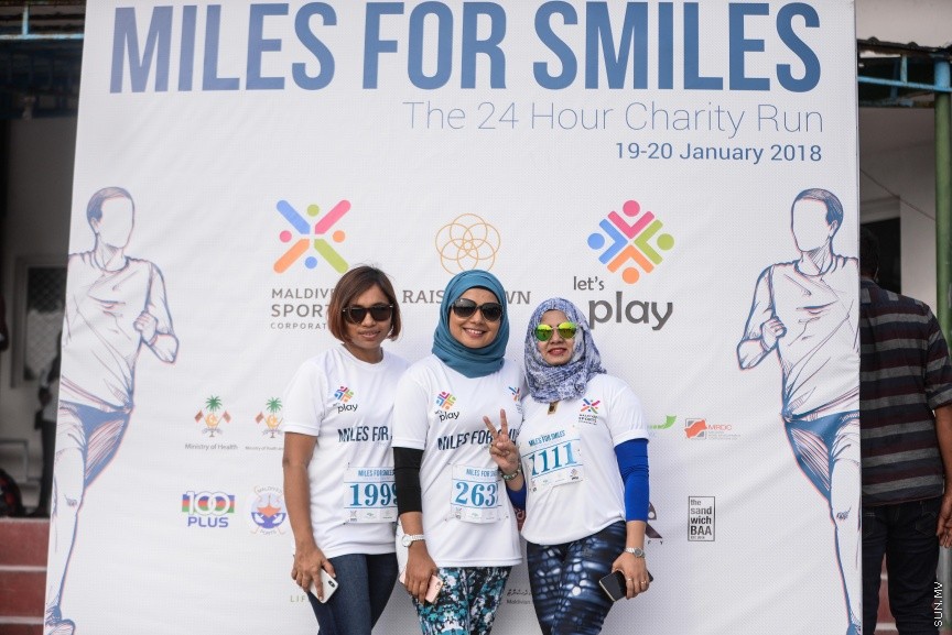 ޖެނުއަރީ 19، 2018: ސްޕޯޓްސް ކޯޕަރޭޝަނުން އިންތިޒާމްކޮށްގެން ބާއްވާ "މައިލްސް ފޯ ސްމައިލްސް" 24 ގަޑިއިރުގެ ޗެރިޓީ ދުވުން ފަށުން: ދުވުން ޝަރަފްވެރިކޮށްދެއްވީ ހެލްތު މިނިސްޓަރު އަބްދުﷲ ނާޒިމް އިބްރާހީމް -- ސަން ފޮޓޯ/ -- ފަޔާޒު މޫސާ