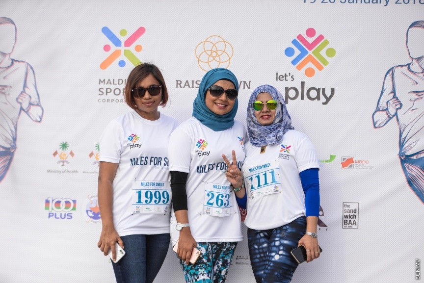 ޖެނުއަރީ 19، 2018: ސްޕޯޓްސް ކޯޕަރޭޝަނުން އިންތިޒާމްކޮށްގެން ބާއްވާ "މައިލްސް ފޯ ސްމައިލްސް" 24 ގަޑިއިރުގެ ޗެރިޓީ ދުވުން ފަށުން: ދުވުން ޝަރަފްވެރިކޮށްދެއްވީ ހެލްތު މިނިސްޓަރު އަބްދުﷲ ނާޒިމް އިބްރާހީމް -- ސަން ފޮޓޯ/ -- ފަޔާޒު މޫސާ