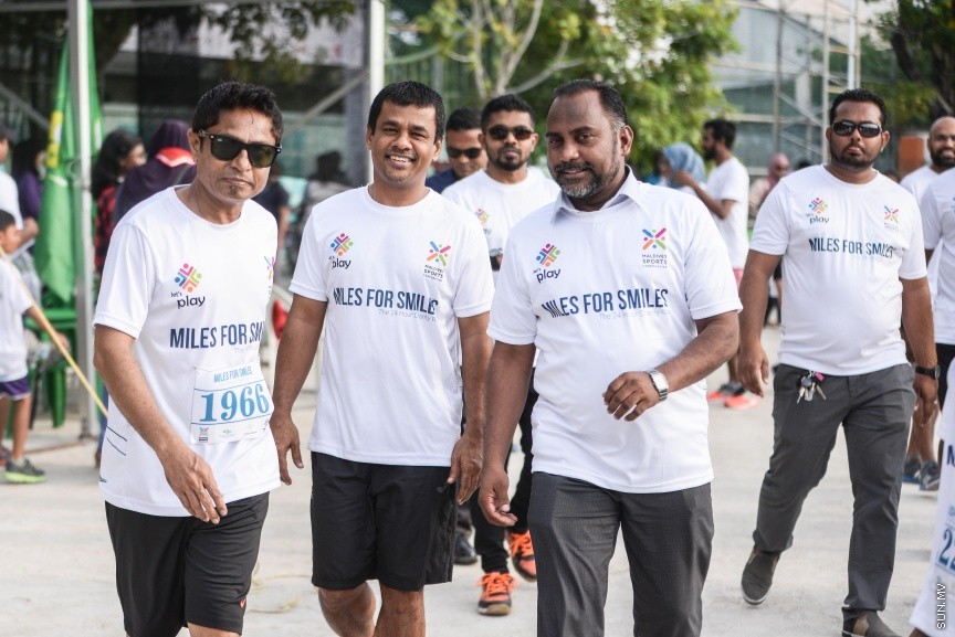 ޖެނުއަރީ 19، 2018: ސްޕޯޓްސް ކޯޕަރޭޝަނުން އިންތިޒާމްކޮށްގެން ބާއްވާ "މައިލްސް ފޯ ސްމައިލްސް" 24 ގަޑިއިރުގެ ޗެރިޓީ ދުވުން ފަށުން: ދުވުން ޝަރަފްވެރިކޮށްދެއްވީ ހެލްތު މިނިސްޓަރު އަބްދުﷲ ނާޒިމް އިބްރާހީމް -- ސަން ފޮޓޯ/ -- ފަޔާޒު މޫސާ