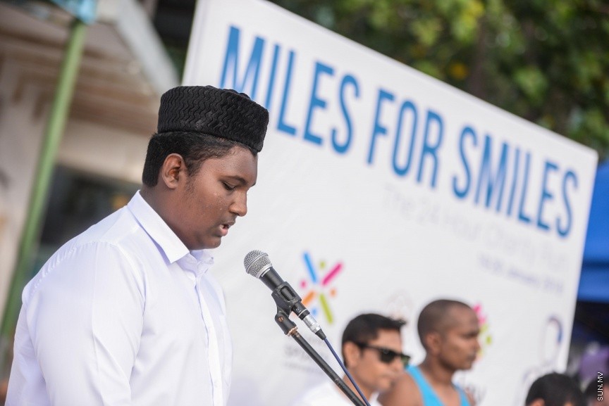 ޖެނުއަރީ 19، 2018: ސްޕޯޓްސް ކޯޕަރޭޝަނުން އިންތިޒާމްކޮށްގެން ބާއްވާ "މައިލްސް ފޯ ސްމައިލްސް" 24 ގަޑިއިރުގެ ޗެރިޓީ ދުވުން ފަށުން: ދުވުން ޝަރަފްވެރިކޮށްދެއްވީ ހެލްތު މިނިސްޓަރު އަބްދުﷲ ނާޒިމް އިބްރާހީމް -- ސަން ފޮޓޯ/ -- ފަޔާޒު މޫސާ