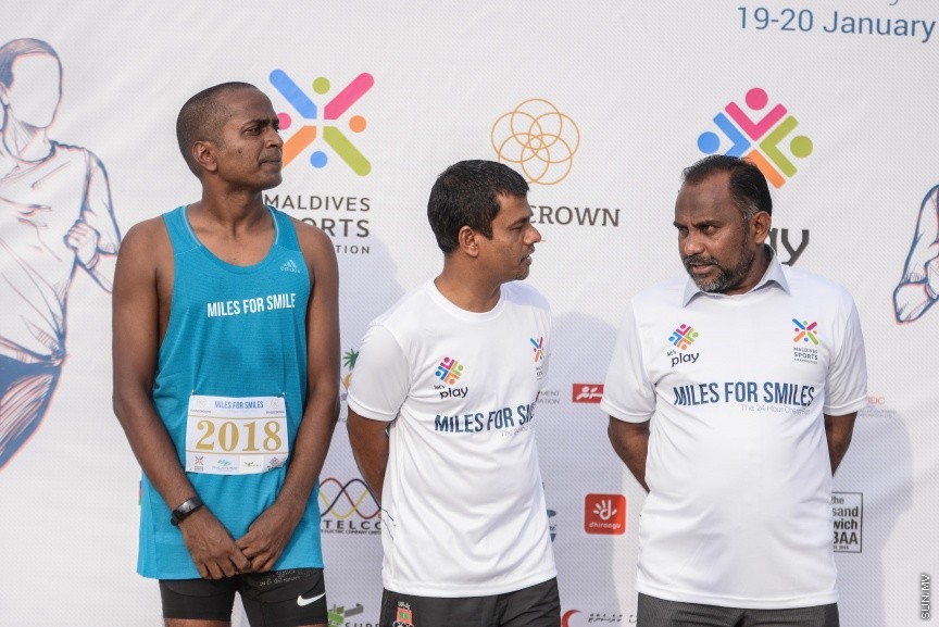 ޖެނުއަރީ 19، 2018: ސްޕޯޓްސް ކޯޕަރޭޝަނުން އިންތިޒާމްކޮށްގެން ބާއްވާ "މައިލްސް ފޯ ސްމައިލްސް" 24 ގަޑިއިރުގެ ޗެރިޓީ ދުވުން ފަށުން: ދުވުން ޝަރަފްވެރިކޮށްދެއްވީ ހެލްތު މިނިސްޓަރު އަބްދުﷲ ނާޒިމް އިބްރާހީމް -- ސަން ފޮޓޯ/ -- ފަޔާޒު މޫސާ