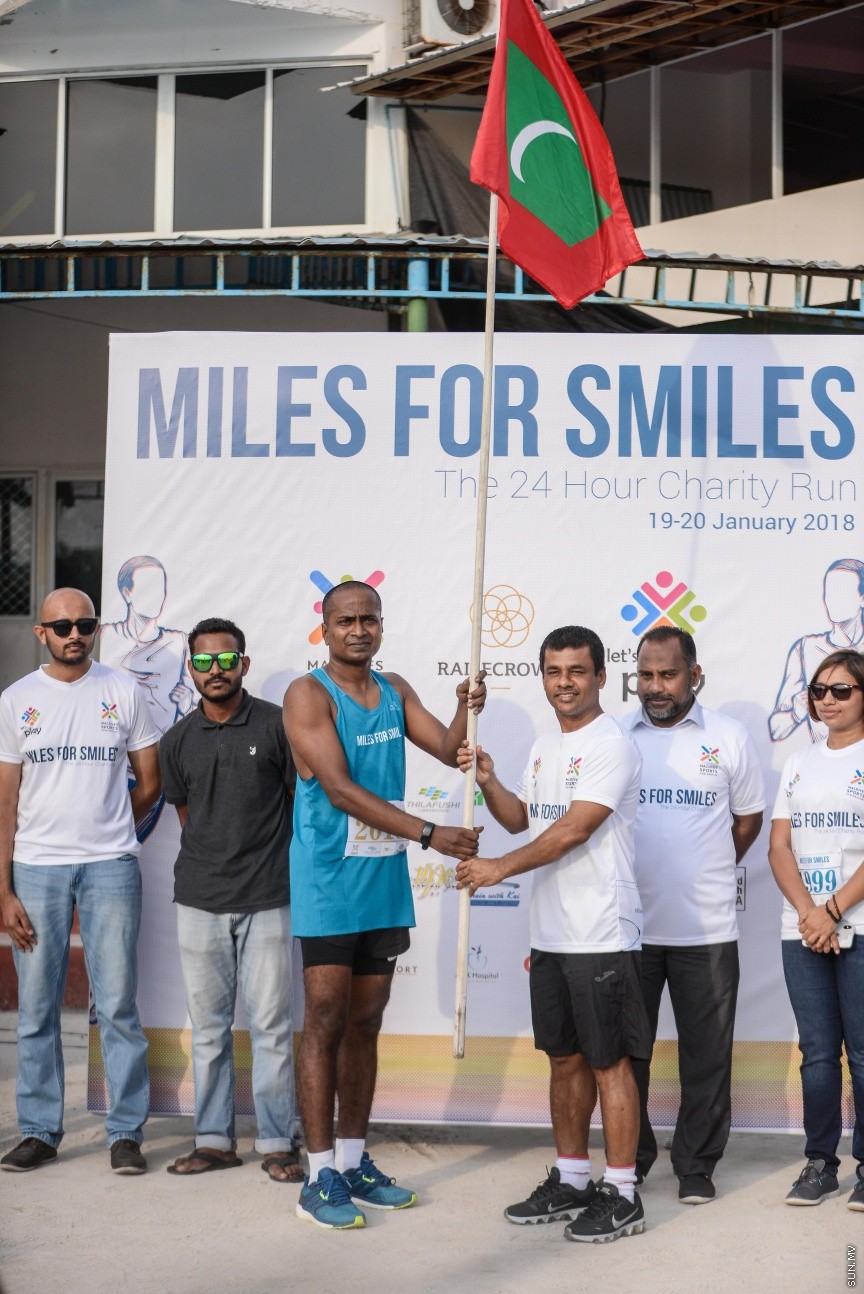 ޖެނުއަރީ 19، 2018: ސްޕޯޓްސް ކޯޕަރޭޝަނުން އިންތިޒާމްކޮށްގެން ބާއްވާ "މައިލްސް ފޯ ސްމައިލްސް" 24 ގަޑިއިރުގެ ޗެރިޓީ ދުވުން ފަށުން: ދުވުން ޝަރަފްވެރިކޮށްދެއްވީ ހެލްތު މިނިސްޓަރު އަބްދުﷲ ނާޒިމް އިބްރާހީމް -- ސަން ފޮޓޯ/ -- ފަޔާޒު މޫސާ