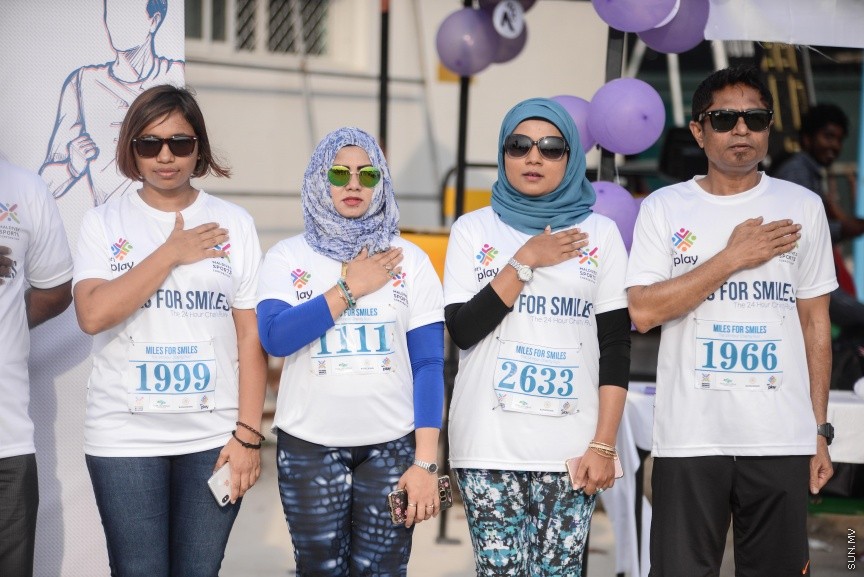 ޖެނުއަރީ 19، 2018: ސްޕޯޓްސް ކޯޕަރޭޝަނުން އިންތިޒާމްކޮށްގެން ބާއްވާ "މައިލްސް ފޯ ސްމައިލްސް" 24 ގަޑިއިރުގެ ޗެރިޓީ ދުވުން ފަށުން: ދުވުން ޝަރަފްވެރިކޮށްދެއްވީ ހެލްތު މިނިސްޓަރު އަބްދުﷲ ނާޒިމް އިބްރާހީމް -- ސަން ފޮޓޯ/ -- ފަޔާޒު މޫސާ