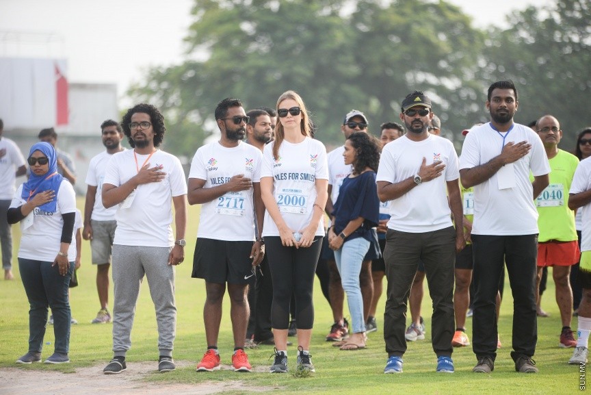 ޖެނުއަރީ 19، 2018: ސްޕޯޓްސް ކޯޕަރޭޝަނުން އިންތިޒާމްކޮށްގެން ބާއްވާ "މައިލްސް ފޯ ސްމައިލްސް" 24 ގަޑިއިރުގެ ޗެރިޓީ ދުވުން ފަށުން: ދުވުން ޝަރަފްވެރިކޮށްދެއްވީ ހެލްތު މިނިސްޓަރު އަބްދުﷲ ނާޒިމް އިބްރާހީމް -- ސަން ފޮޓޯ/ -- ފަޔާޒު މޫސާ