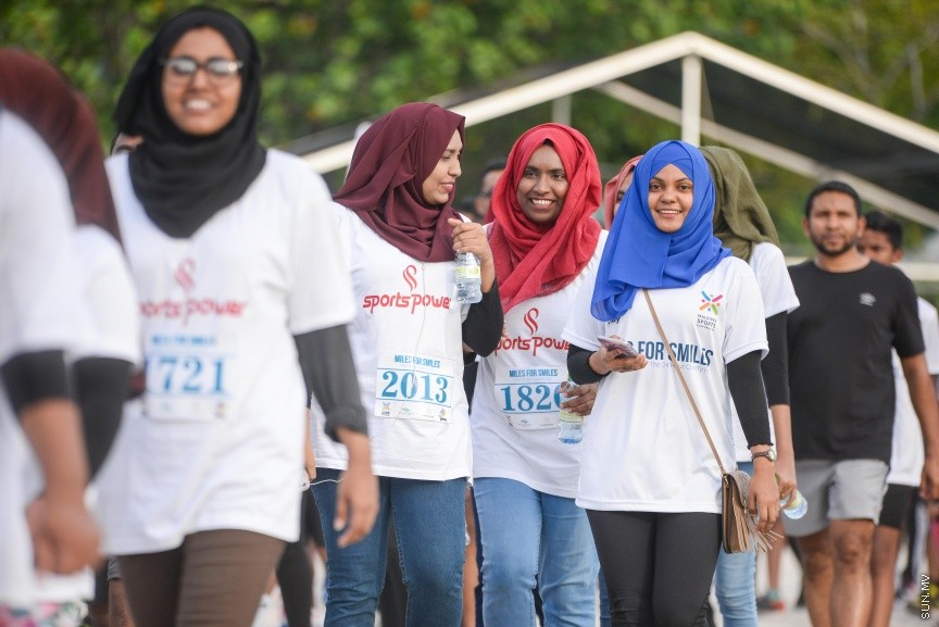 ޖެނުއަރީ 19، 2018: ސްޕޯޓްސް ކޯޕަރޭޝަނުން އިންތިޒާމްކޮށްގެން ބާއްވާ "މައިލްސް ފޯ ސްމައިލްސް" 24 ގަޑިއިރުގެ ޗެރިޓީ ދުވުން ފަށުން: ދުވުން ޝަރަފްވެރިކޮށްދެއްވީ ހެލްތު މިނިސްޓަރު އަބްދުﷲ ނާޒިމް އިބްރާހީމް -- ސަން ފޮޓޯ/ -- ފަޔާޒު މޫސާ