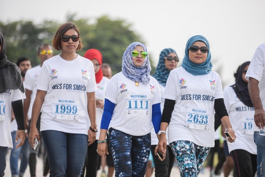 ޖެނުއަރީ 19، 2018: ސްޕޯޓްސް ކޯޕަރޭޝަނުން އިންތިޒާމްކޮށްގެން ބާއްވާ "މައިލްސް ފޯ ސްމައިލްސް" 24 ގަޑިއިރުގެ ޗެރިޓީ ދުވުން ފަށުން: ދުވުން ޝަރަފްވެރިކޮށްދެއްވީ ހެލްތު މިނިސްޓަރު އަބްދުﷲ ނާޒިމް އިބްރާހީމް -- ސަން ފޮޓޯ/ -- ފަޔާޒު މޫސާ