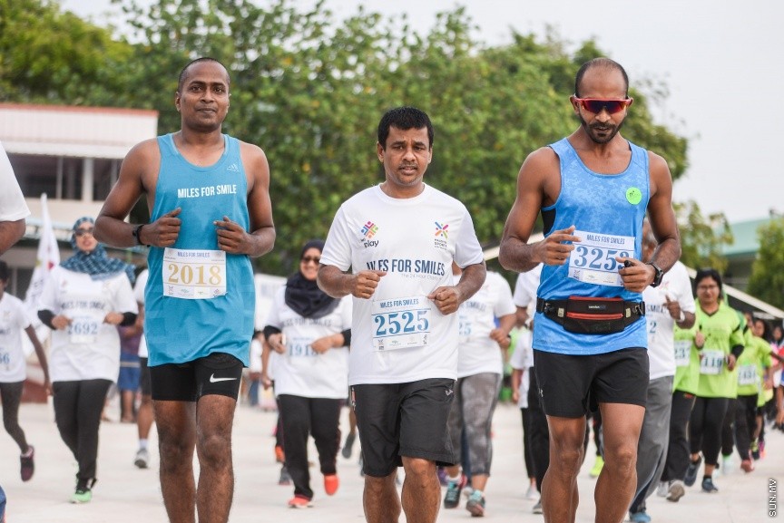 ޖެނުއަރީ 19، 2018: ސްޕޯޓްސް ކޯޕަރޭޝަނުން އިންތިޒާމްކޮށްގެން ބާއްވާ "މައިލްސް ފޯ ސްމައިލްސް" 24 ގަޑިއިރުގެ ޗެރިޓީ ދުވުން ފަށުން: ދުވުން ޝަރަފްވެރިކޮށްދެއްވީ ހެލްތު މިނިސްޓަރު އަބްދުﷲ ނާޒިމް އިބްރާހީމް -- ސަން ފޮޓޯ/ -- ފަޔާޒު މޫސާ