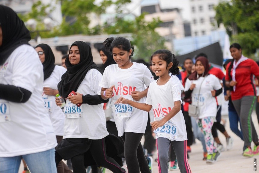 ޖެނުއަރީ 19، 2018: ސްޕޯޓްސް ކޯޕަރޭޝަނުން އިންތިޒާމްކޮށްގެން ބާއްވާ "މައިލްސް ފޯ ސްމައިލްސް" 24 ގަޑިއިރުގެ ޗެރިޓީ ދުވުން ފަށުން: ދުވުން ޝަރަފްވެރިކޮށްދެއްވީ ހެލްތު މިނިސްޓަރު އަބްދުﷲ ނާޒިމް އިބްރާހީމް -- ސަން ފޮޓޯ/ -- ފަޔާޒު މޫސާ