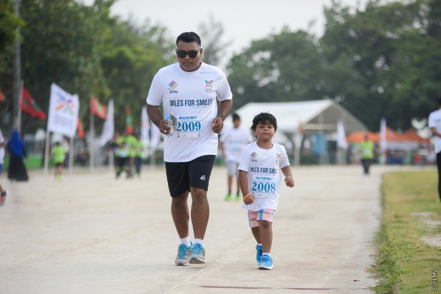 ޖެނުއަރީ 19، 2018: ސްޕޯޓްސް ކޯޕަރޭޝަނުން އިންތިޒާމްކޮށްގެން ބާއްވާ "މައިލްސް ފޯ ސްމައިލްސް" 24 ގަޑިއިރުގެ ޗެރިޓީ ދުވުން ފަށުން: ދުވުން ޝަރަފްވެރިކޮށްދެއްވީ ހެލްތު މިނިސްޓަރު އަބްދުﷲ ނާޒިމް އިބްރާހީމް -- ސަން ފޮޓޯ/ -- ފަޔާޒު މޫސާ