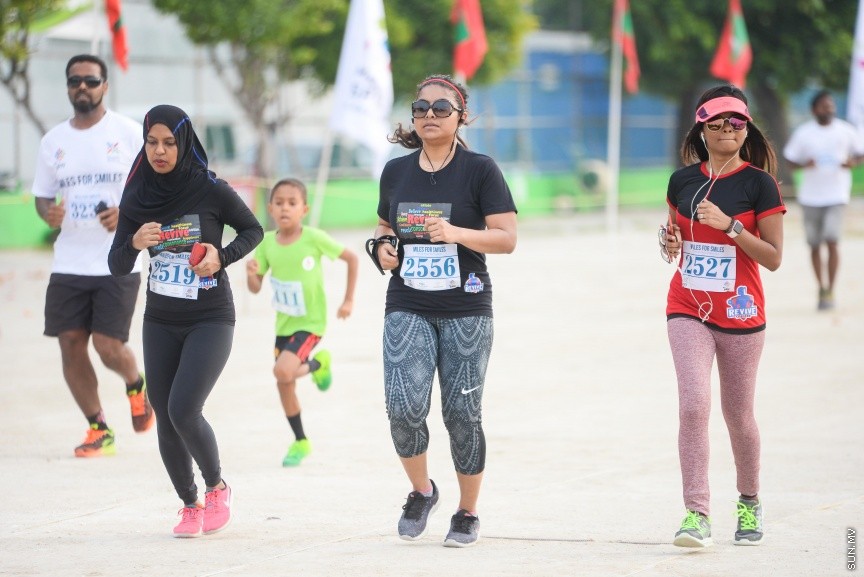 ޖެނުއަރީ 19، 2018: ސްޕޯޓްސް ކޯޕަރޭޝަނުން އިންތިޒާމްކޮށްގެން ބާއްވާ "މައިލްސް ފޯ ސްމައިލްސް" 24 ގަޑިއިރުގެ ޗެރިޓީ ދުވުން ފަށުން: ދުވުން ޝަރަފްވެރިކޮށްދެއްވީ ހެލްތު މިނިސްޓަރު އަބްދުﷲ ނާޒިމް އިބްރާހީމް -- ސަން ފޮޓޯ/ -- ފަޔާޒު މޫސާ