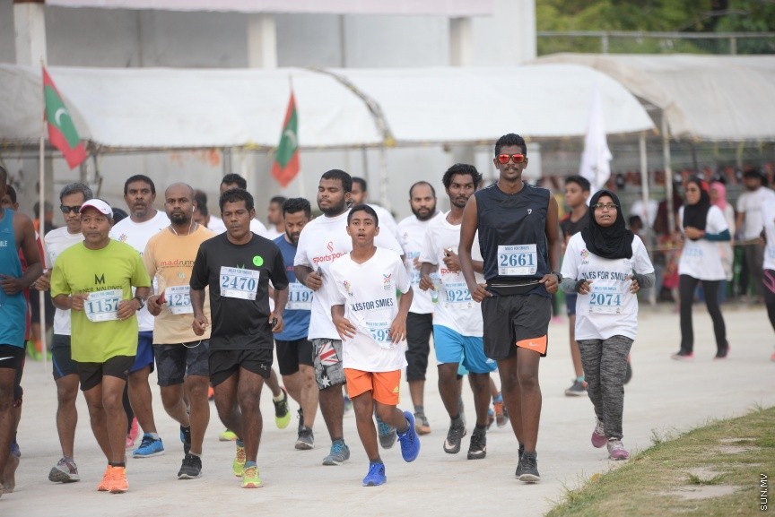 ޖެނުއަރީ 19، 2018: ސްޕޯޓްސް ކޯޕަރޭޝަނުން އިންތިޒާމްކޮށްގެން ބާއްވާ "މައިލްސް ފޯ ސްމައިލްސް" 24 ގަޑިއިރުގެ ޗެރިޓީ ދުވުން ފަށުން: ދުވުން ޝަރަފްވެރިކޮށްދެއްވީ ހެލްތު މިނިސްޓަރު އަބްދުﷲ ނާޒިމް އިބްރާހީމް -- ސަން ފޮޓޯ/ -- ފަޔާޒު މޫސާ