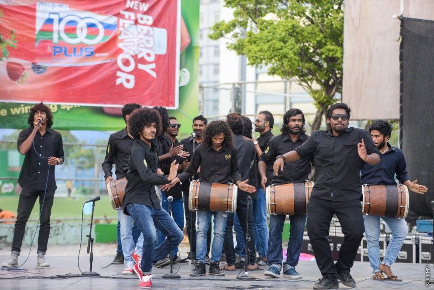 ޖެނުއަރީ 19، 2018: ސްޕޯޓްސް ކޯޕަރޭޝަނުން އިންތިޒާމްކޮށްގެން ބާއްވާ "މައިލްސް ފޯ ސްމައިލްސް" 24 ގަޑިއިރުގެ ޗެރިޓީ ދުވުން ފަށުން: ދުވުން ޝަރަފްވެރިކޮށްދެއްވީ ހެލްތު މިނިސްޓަރު އަބްދުﷲ ނާޒިމް އިބްރާހީމް -- ސަން ފޮޓޯ/ -- ފަޔާޒު މޫސާ