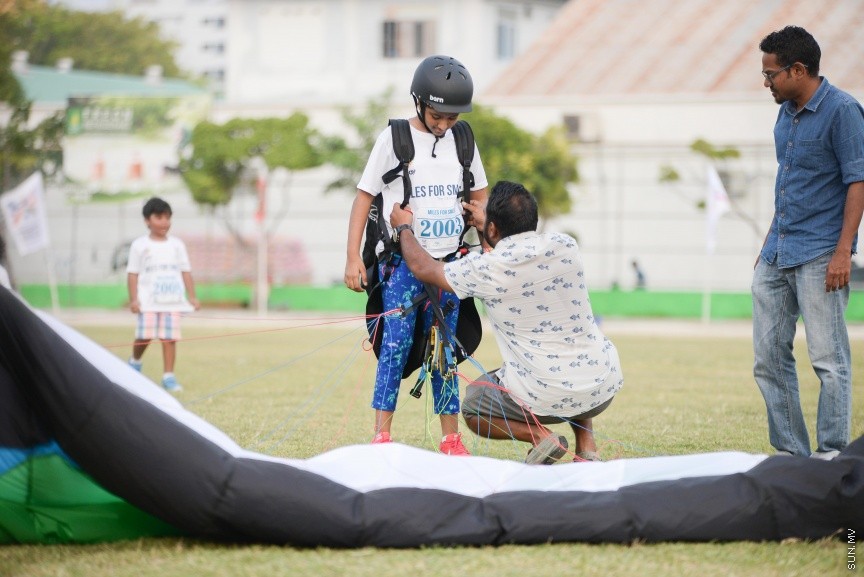 ޖެނުއަރީ 19، 2018: ސްޕޯޓްސް ކޯޕަރޭޝަނުން އިންތިޒާމްކޮށްގެން ބާއްވާ "މައިލްސް ފޯ ސްމައިލްސް" 24 ގަޑިއިރުގެ ޗެރިޓީ ދުވުން ފަށުން: ދުވުން ޝަރަފްވެރިކޮށްދެއްވީ ހެލްތު މިނިސްޓަރު އަބްދުﷲ ނާޒިމް އިބްރާހީމް -- ސަން ފޮޓޯ/ -- ފަޔާޒު މޫސާ