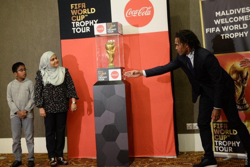 ފީފާ ވޯލްޑް ކަޕް ޓްރޮފީ ވެލާނާ އިންޓަނޭޝަނަލް އެއާޕޯޓް ވީއައިޕީ ލައުންޖުގައި ދައްކާލުން --- ސަން ފޮޓޯ/ މުހައްމަދު އަފްރާހް