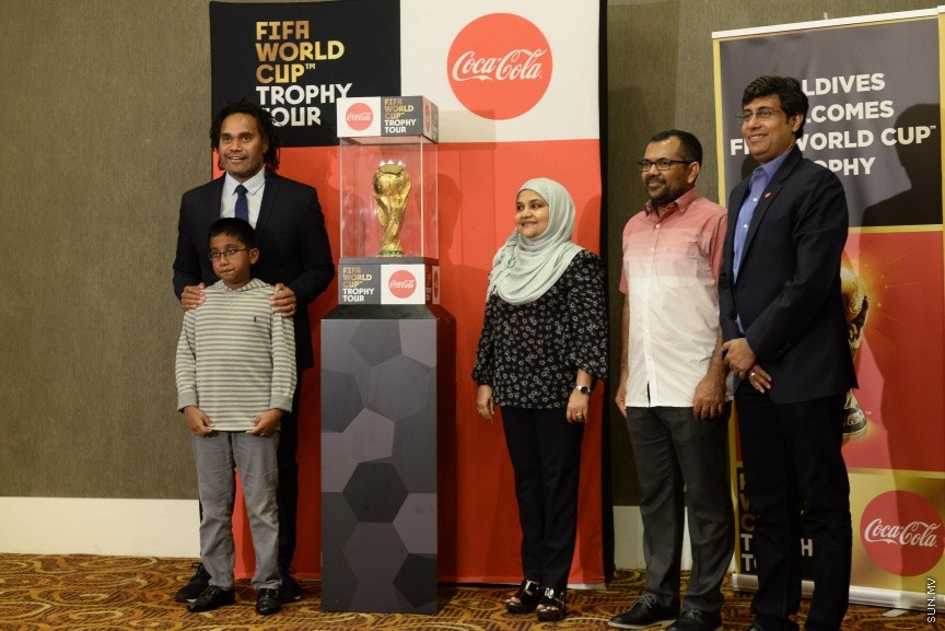 ފީފާ ވޯލްޑް ކަޕް ޓްރޮފީ ވެލާނާ އިންޓަނޭޝަނަލް އެއާޕޯޓް ވީއައިޕީ ލައުންޖުގައި ދައްކާލުން --- ސަން ފޮޓޯ/ މުހައްމަދު އަފްރާހް