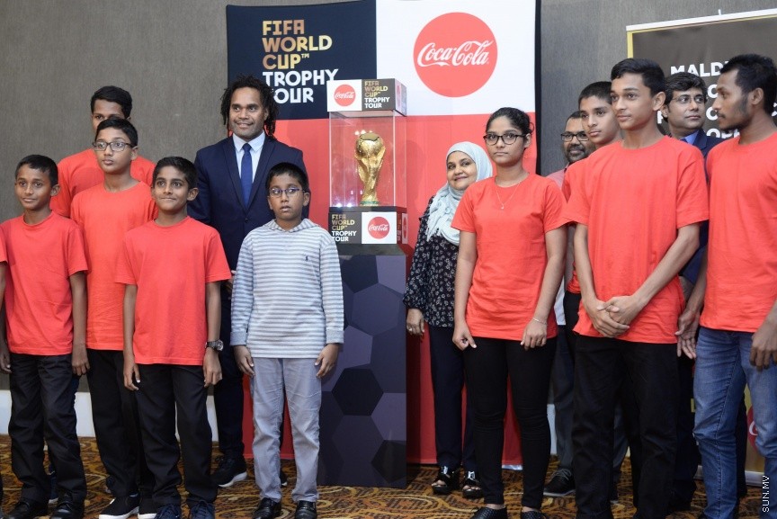 ފީފާ ވޯލްޑް ކަޕް ޓްރޮފީ ވެލާނާ އިންޓަނޭޝަނަލް އެއާޕޯޓް ވީއައިޕީ ލައުންޖުގައި ދައްކާލުން --- ސަން ފޮޓޯ/ މުހައްމަދު އަފްރާހް
