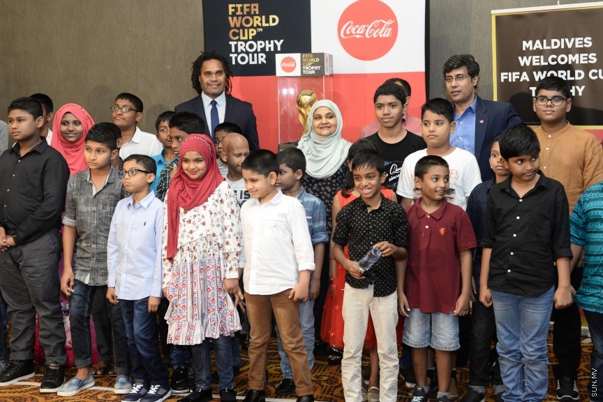 ފީފާ ވޯލްޑް ކަޕް ޓްރޮފީ ވެލާނާ އިންޓަނޭޝަނަލް އެއާޕޯޓް ވީއައިޕީ ލައުންޖުގައި ދައްކާލުން --- ސަން ފޮޓޯ/ މުހައްމަދު އަފްރާހް