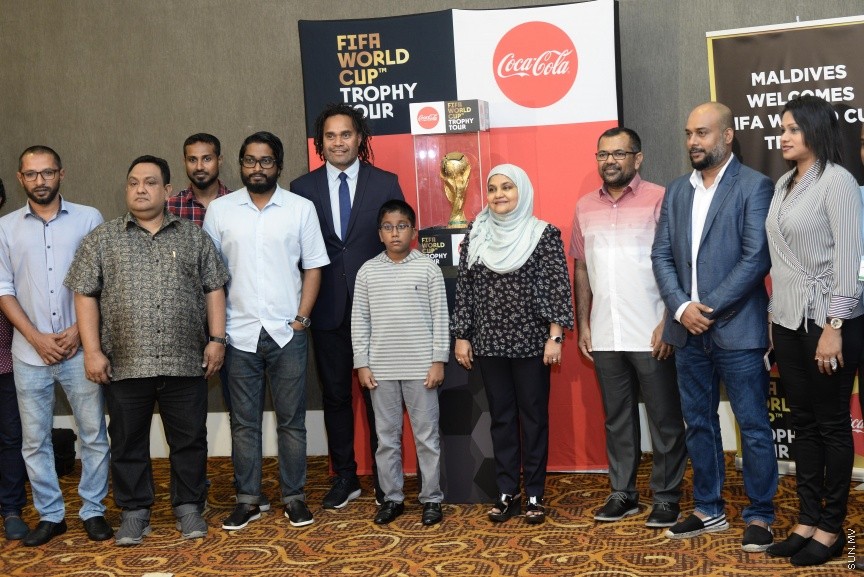 ފީފާ ވޯލްޑް ކަޕް ޓްރޮފީ ވެލާނާ އިންޓަނޭޝަނަލް އެއާޕޯޓް ވީއައިޕީ ލައުންޖުގައި ދައްކާލުން --- ސަން ފޮޓޯ/ މުހައްމަދު އަފްރާހް
