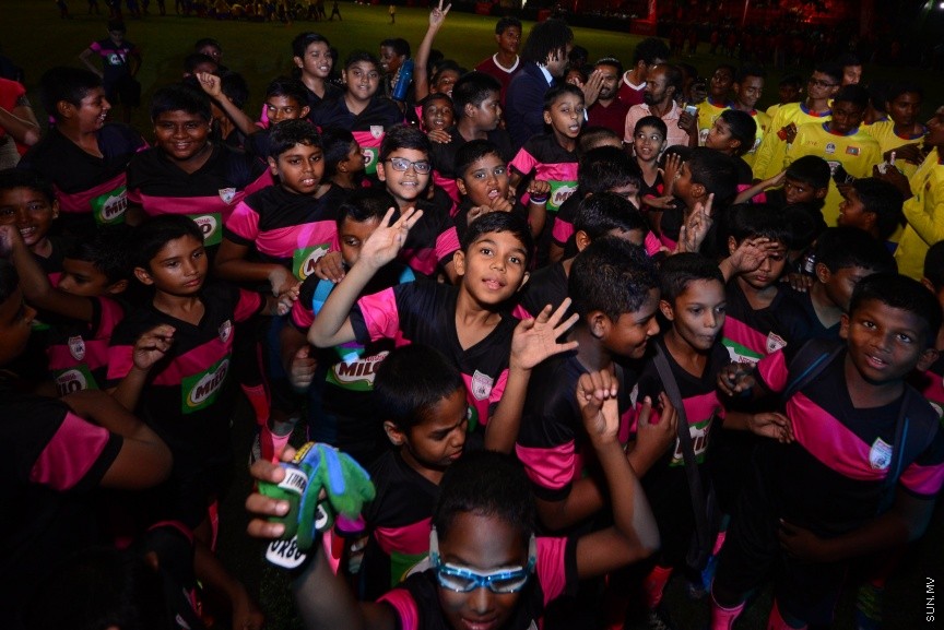 ކޮކާކޯލާ ވޯލްޑް ކަޕު ޓްރޮފީ ޓުއާގައި ފީފާ ވޯލްޑް ކަޕުގެ ތަށި ދިވެހިރާއްޖޭގައި ރަސްމީކޮށް ދައްކާލުމަށް ގައުމީ ފުޓްބޯޅަ ދަނޑުގައި ބޭއްވި ރަސްމިއްޔާތުގެ ތެރެއިން:  މި ހަފްލާގައި ފްރާންސްގެ ފުޓުބޯޅަ ލެޖެންޑް ކްރިސްޓިއަން ކްރެމްބޭއާއެކު ރައީސް ޔާމީން ވަނީ ފީފާ ވޯލްޑް ކަޕުގެ އޮރިޖިނަލް ޓްރޮފީ އުފުލައިލާފަ---ސަން ފޮޓޯ/ މުހައްމަދު އަފްރާހް 