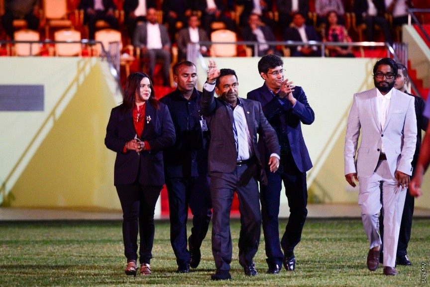 ކޮކާކޯލާ ވޯލްޑް ކަޕު ޓްރޮފީ ޓުއާގައި ފީފާ ވޯލްޑް ކަޕުގެ ތަށި ދިވެހިރާއްޖޭގައި ރަސްމީކޮށް ދައްކާލުމަށް ގައުމީ ފުޓްބޯޅަ ދަނޑުގައި ބޭއްވި ރަސްމިއްޔާތުގެ ތެރެއިން:  މި ހަފްލާގައި ފްރާންސްގެ ފުޓުބޯޅަ ލެޖެންޑް ކްރިސްޓިއަން ކްރެމްބޭއާއެކު ރައީސް ޔާމީން ވަނީ ފީފާ ވޯލްޑް ކަޕުގެ އޮރިޖިނަލް ޓްރޮފީ އުފުލައިލާފަ---ސަން ފޮޓޯ/ މުހައްމަދު އަފްރާހް 