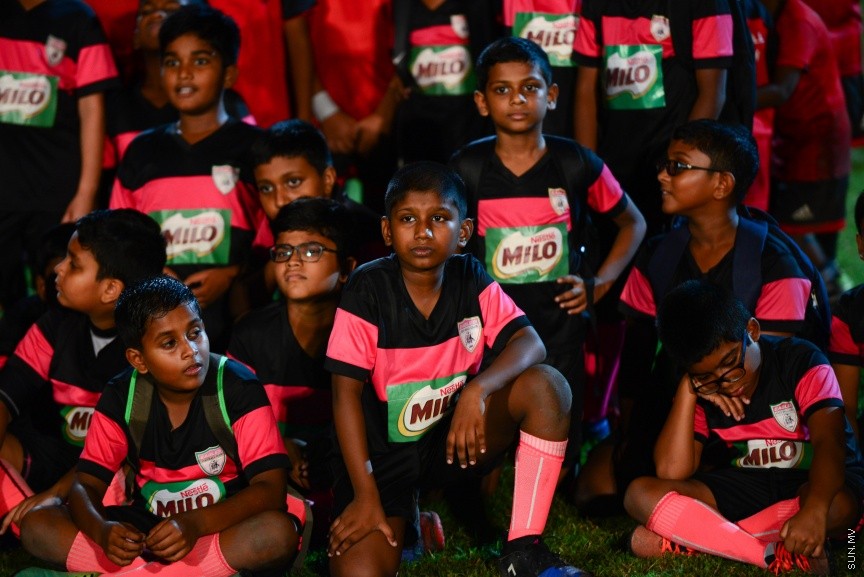 ކޮކާކޯލާ ވޯލްޑް ކަޕު ޓްރޮފީ ޓުއާގައި ފީފާ ވޯލްޑް ކަޕުގެ ތަށި ދިވެހިރާއްޖޭގައި ރަސްމީކޮށް ދައްކާލުމަށް ގައުމީ ފުޓްބޯޅަ ދަނޑުގައި ބޭއްވި ރަސްމިއްޔާތުގެ ތެރެއިން:  މި ހަފްލާގައި ފްރާންސްގެ ފުޓުބޯޅަ ލެޖެންޑް ކްރިސްޓިއަން ކްރެމްބޭއާއެކު ރައީސް ޔާމީން ވަނީ ފީފާ ވޯލްޑް ކަޕުގެ އޮރިޖިނަލް ޓްރޮފީ އުފުލައިލާފަ---ސަން ފޮޓޯ/ މުހައްމަދު އަފްރާހް 