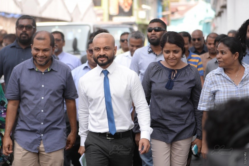 ތިން ޝަރުތަކާ އެކު ދިއްގަރު ދާއިރާގެ މެމްބަރު ފާރިސް މައުމޫނު ބަންދުން ދޫކޮށްލުން: ފާރިސް ދޫކޮށްލަން މިއަދު އަމުރު ކުރީ ތިން ޝަރުތެއް ކުރިމަތި ކުރުވުމަށް ފަހު އެވެ. އެއީ ހެއްކަށް ނުފޫޒު ނުފޯރުވުމާއި ކޯޓުން އަންގާ ކޮންމެ އިރަކަށް ކޯޓަށް ހާޒިރު ވުމާއި ކޯޓުގެ ހުއްދައެއް ނެތި ރާއްޖޭން ބޭރަށް ނުދިއުމެ---ސަން ފޮޓޯ/ މުހައްމަދު އަފްރާޙް 