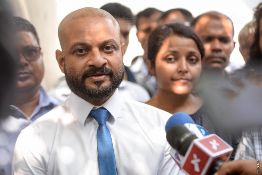 ތިން ޝަރުތަކާ އެކު ދިއްގަރު ދާއިރާގެ މެމްބަރު ފާރިސް މައުމޫނު ބަންދުން ދޫކޮށްލުން: ފާރިސް ދޫކޮށްލަން މިއަދު އަމުރު ކުރީ ތިން ޝަރުތެއް ކުރިމަތި ކުރުވުމަށް ފަހު އެވެ. އެއީ ހެއްކަށް ނުފޫޒު ނުފޯރުވުމާއި ކޯޓުން އަންގާ ކޮންމެ އިރަކަށް ކޯޓަށް ހާޒިރު ވުމާއި ކޯޓުގެ ހުއްދައެއް ނެތި ރާއްޖޭން ބޭރަށް ނުދިއުމެ---ސަން ފޮޓޯ/ މުހައްމަދު އަފްރާޙް 