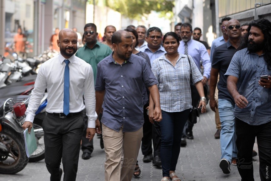 ތިން ޝަރުތަކާ އެކު ދިއްގަރު ދާއިރާގެ މެމްބަރު ފާރިސް މައުމޫނު ބަންދުން ދޫކޮށްލުން: ފާރިސް ދޫކޮށްލަން މިއަދު އަމުރު ކުރީ ތިން ޝަރުތެއް ކުރިމަތި ކުރުވުމަށް ފަހު އެވެ. އެއީ ހެއްކަށް ނުފޫޒު ނުފޯރުވުމާއި ކޯޓުން އަންގާ ކޮންމެ އިރަކަށް ކޯޓަށް ހާޒިރު ވުމާއި ކޯޓުގެ ހުއްދައެއް ނެތި ރާއްޖޭން ބޭރަށް ނުދިއުމެ---ސަން ފޮޓޯ/ މުހައްމަދު އަފްރާޙް 