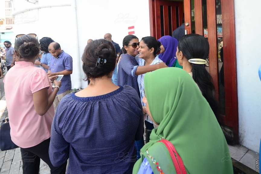ތިން ޝަރުތަކާ އެކު ދިއްގަރު ދާއިރާގެ މެމްބަރު ފާރިސް މައުމޫނު ބަންދުން ދޫކޮށްލުން: ފާރިސް ދޫކޮށްލަން މިއަދު އަމުރު ކުރީ ތިން ޝަރުތެއް ކުރިމަތި ކުރުވުމަށް ފަހު އެވެ. އެއީ ހެއްކަށް ނުފޫޒު ނުފޯރުވުމާއި ކޯޓުން އަންގާ ކޮންމެ އިރަކަށް ކޯޓަށް ހާޒިރު ވުމާއި ކޯޓުގެ ހުއްދައެއް ނެތި ރާއްޖޭން ބޭރަށް ނުދިއުމެ---ސަން ފޮޓޯ/ މުހައްމަދު އަފްރާޙް 