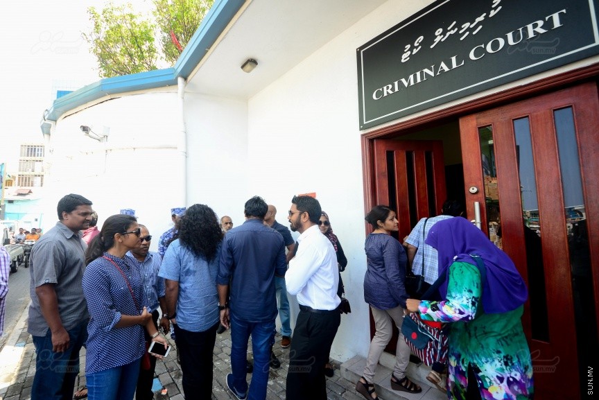 ތިން ޝަރުތަކާ އެކު ދިއްގަރު ދާއިރާގެ މެމްބަރު ފާރިސް މައުމޫނު ބަންދުން ދޫކޮށްލުން: ފާރިސް ދޫކޮށްލަން މިއަދު އަމުރު ކުރީ ތިން ޝަރުތެއް ކުރިމަތި ކުރުވުމަށް ފަހު އެވެ. އެއީ ހެއްކަށް ނުފޫޒު ނުފޯރުވުމާއި ކޯޓުން އަންގާ ކޮންމެ އިރަކަށް ކޯޓަށް ހާޒިރު ވުމާއި ކޯޓުގެ ހުއްދައެއް ނެތި ރާއްޖޭން ބޭރަށް ނުދިއުމެ---ސަން ފޮޓޯ/ މުހައްމަދު އަފްރާޙް 