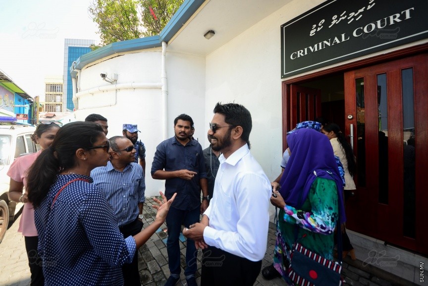 ތިން ޝަރުތަކާ އެކު ދިއްގަރު ދާއިރާގެ މެމްބަރު ފާރިސް މައުމޫނު ބަންދުން ދޫކޮށްލުން: ފާރިސް ދޫކޮށްލަން މިއަދު އަމުރު ކުރީ ތިން ޝަރުތެއް ކުރިމަތި ކުރުވުމަށް ފަހު އެވެ. އެއީ ހެއްކަށް ނުފޫޒު ނުފޯރުވުމާއި ކޯޓުން އަންގާ ކޮންމެ އިރަކަށް ކޯޓަށް ހާޒިރު ވުމާއި ކޯޓުގެ ހުއްދައެއް ނެތި ރާއްޖޭން ބޭރަށް ނުދިއުމެ---ސަން ފޮޓޯ/ މުހައްމަދު އަފްރާޙް 