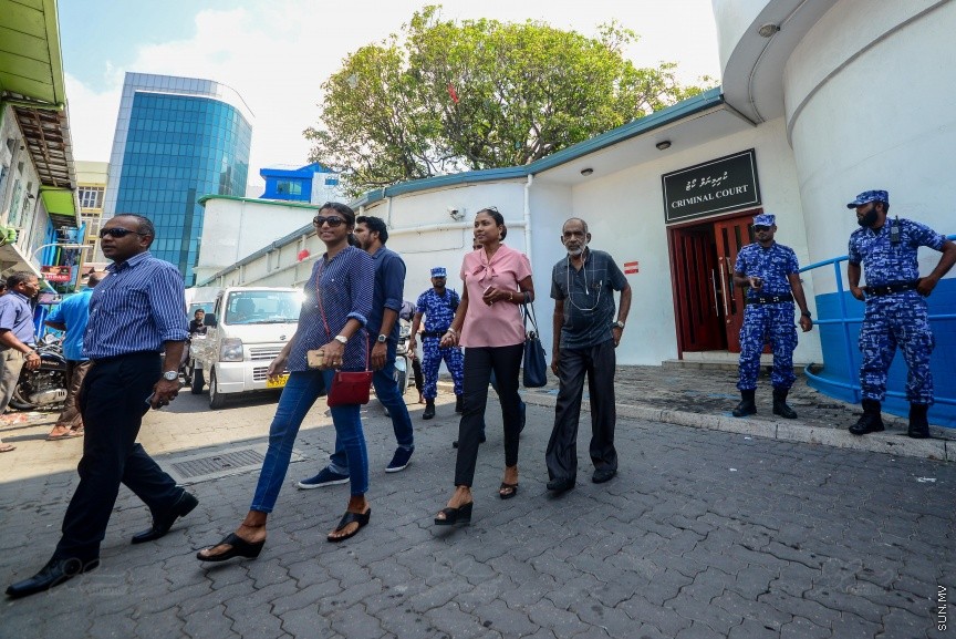 ތިން ޝަރުތަކާ އެކު ދިއްގަރު ދާއިރާގެ މެމްބަރު ފާރިސް މައުމޫނު ބަންދުން ދޫކޮށްލުން: ފާރިސް ދޫކޮށްލަން މިއަދު އަމުރު ކުރީ ތިން ޝަރުތެއް ކުރިމަތި ކުރުވުމަށް ފަހު އެވެ. އެއީ ހެއްކަށް ނުފޫޒު ނުފޯރުވުމާއި ކޯޓުން އަންގާ ކޮންމެ އިރަކަށް ކޯޓަށް ހާޒިރު ވުމާއި ކޯޓުގެ ހުއްދައެއް ނެތި ރާއްޖޭން ބޭރަށް ނުދިއުމެ---ސަން ފޮޓޯ/ މުހައްމަދު އަފްރާޙް 