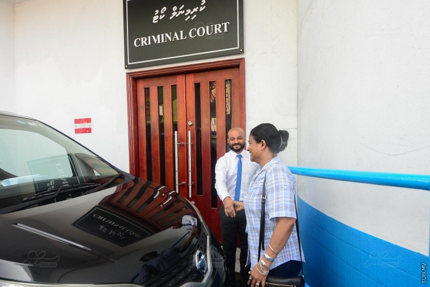 ތިން ޝަރުތަކާ އެކު ދިއްގަރު ދާއިރާގެ މެމްބަރު ފާރިސް މައުމޫނު ބަންދުން ދޫކޮށްލުން: ފާރިސް ދޫކޮށްލަން މިއަދު އަމުރު ކުރީ ތިން ޝަރުތެއް ކުރިމަތި ކުރުވުމަށް ފަހު އެވެ. އެއީ ހެއްކަށް ނުފޫޒު ނުފޯރުވުމާއި ކޯޓުން އަންގާ ކޮންމެ އިރަކަށް ކޯޓަށް ހާޒިރު ވުމާއި ކޯޓުގެ ހުއްދައެއް ނެތި ރާއްޖޭން ބޭރަށް ނުދިއުމެ---ސަން ފޮޓޯ/ މުހައްމަދު އަފްރާޙް 