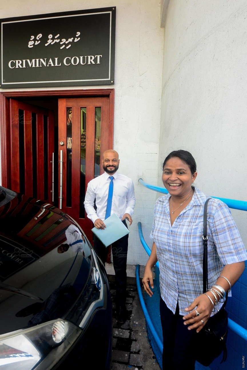 ތިން ޝަރުތަކާ އެކު ދިއްގަރު ދާއިރާގެ މެމްބަރު ފާރިސް މައުމޫނު ބަންދުން ދޫކޮށްލުން: ފާރިސް ދޫކޮށްލަން މިއަދު އަމުރު ކުރީ ތިން ޝަރުތެއް ކުރިމަތި ކުރުވުމަށް ފަހު އެވެ. އެއީ ހެއްކަށް ނުފޫޒު ނުފޯރުވުމާއި ކޯޓުން އަންގާ ކޮންމެ އިރަކަށް ކޯޓަށް ހާޒިރު ވުމާއި ކޯޓުގެ ހުއްދައެއް ނެތި ރާއްޖޭން ބޭރަށް ނުދިއުމެ---ސަން ފޮޓޯ/ މުހައްމަދު އަފްރާޙް 
