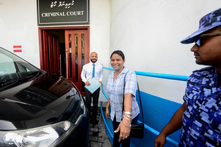 ތިން ޝަރުތަކާ އެކު ދިއްގަރު ދާއިރާގެ މެމްބަރު ފާރިސް މައުމޫނު ބަންދުން ދޫކޮށްލުން: ފާރިސް ދޫކޮށްލަން މިއަދު އަމުރު ކުރީ ތިން ޝަރުތެއް ކުރިމަތި ކުރުވުމަށް ފަހު އެވެ. އެއީ ހެއްކަށް ނުފޫޒު ނުފޯރުވުމާއި ކޯޓުން އަންގާ ކޮންމެ އިރަކަށް ކޯޓަށް ހާޒިރު ވުމާއި ކޯޓުގެ ހުއްދައެއް ނެތި ރާއްޖޭން ބޭރަށް ނުދިއުމެ---ސަން ފޮޓޯ/ މުހައްމަދު އަފްރާޙް 