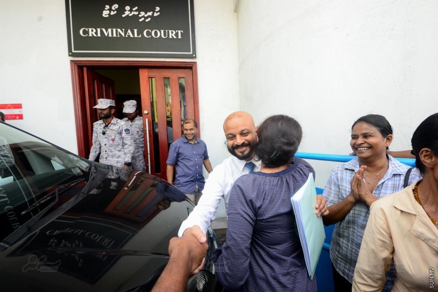 ތިން ޝަރުތަކާ އެކު ދިއްގަރު ދާއިރާގެ މެމްބަރު ފާރިސް މައުމޫނު ބަންދުން ދޫކޮށްލުން: ފާރިސް ދޫކޮށްލަން މިއަދު އަމުރު ކުރީ ތިން ޝަރުތެއް ކުރިމަތި ކުރުވުމަށް ފަހު އެވެ. އެއީ ހެއްކަށް ނުފޫޒު ނުފޯރުވުމާއި ކޯޓުން އަންގާ ކޮންމެ އިރަކަށް ކޯޓަށް ހާޒިރު ވުމާއި ކޯޓުގެ ހުއްދައެއް ނެތި ރާއްޖޭން ބޭރަށް ނުދިއުމެ---ސަން ފޮޓޯ/ މުހައްމަދު އަފްރާޙް 