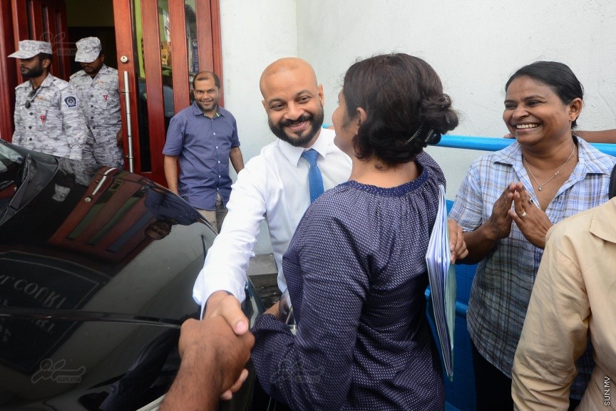 ތިން ޝަރުތަކާ އެކު ދިއްގަރު ދާއިރާގެ މެމްބަރު ފާރިސް މައުމޫނު ބަންދުން ދޫކޮށްލުން: ފާރިސް ދޫކޮށްލަން މިއަދު އަމުރު ކުރީ ތިން ޝަރުތެއް ކުރިމަތި ކުރުވުމަށް ފަހު އެވެ. އެއީ ހެއްކަށް ނުފޫޒު ނުފޯރުވުމާއި ކޯޓުން އަންގާ ކޮންމެ އިރަކަށް ކޯޓަށް ހާޒިރު ވުމާއި ކޯޓުގެ ހުއްދައެއް ނެތި ރާއްޖޭން ބޭރަށް ނުދިއުމެ---ސަން ފޮޓޯ/ މުހައްމަދު އަފްރާޙް 