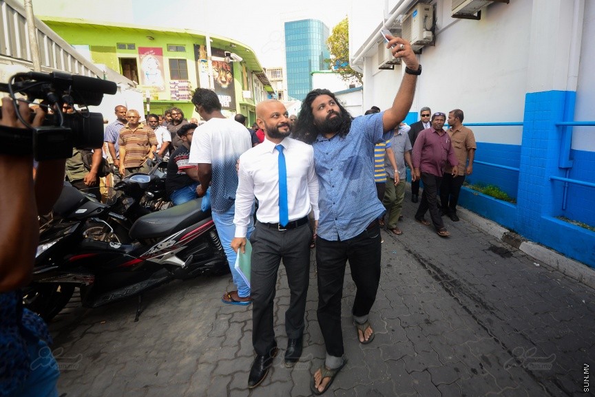 ތިން ޝަރުތަކާ އެކު ދިއްގަރު ދާއިރާގެ މެމްބަރު ފާރިސް މައުމޫނު ބަންދުން ދޫކޮށްލުން: ފާރިސް ދޫކޮށްލަން މިއަދު އަމުރު ކުރީ ތިން ޝަރުތެއް ކުރިމަތި ކުރުވުމަށް ފަހު އެވެ. އެއީ ހެއްކަށް ނުފޫޒު ނުފޯރުވުމާއި ކޯޓުން އަންގާ ކޮންމެ އިރަކަށް ކޯޓަށް ހާޒިރު ވުމާއި ކޯޓުގެ ހުއްދައެއް ނެތި ރާއްޖޭން ބޭރަށް ނުދިއުމެ---ސަން ފޮޓޯ/ މުހައްމަދު އަފްރާޙް 