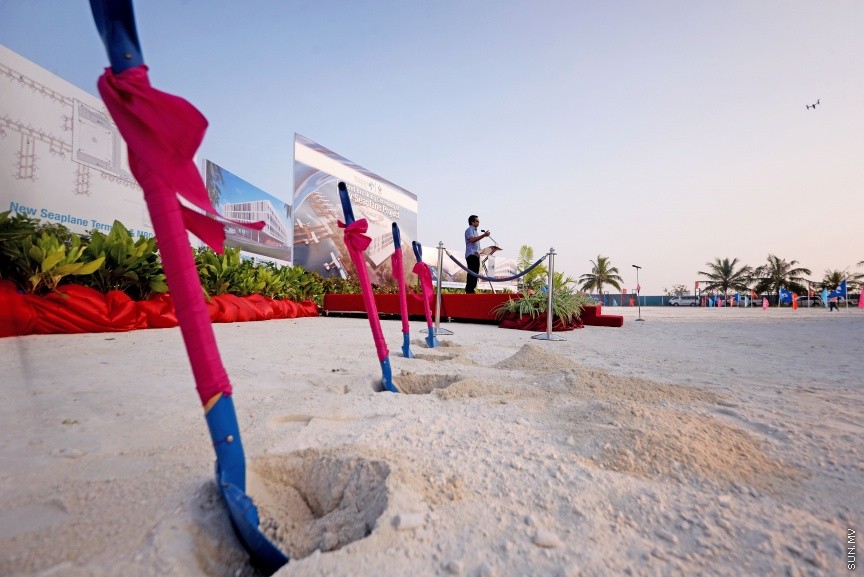 ޖެނުއަރީ 29، 2018: ވެލާނާ އިންޓަނޭޝަނަލް އެއާޕޯޓު ތަރައްގީ ކުރުމަށް ހިންގާ މަޝްރޫއުގެ ތެރޭގައި ހިމެނޭ އާ ސީޕްލޭން ޓާމިނަލްގެ އަމަލީ މަސައްކަތް ފަށުން -- ސަން ފޮޓޯ/ ފަޔާޒު މޫސާ
