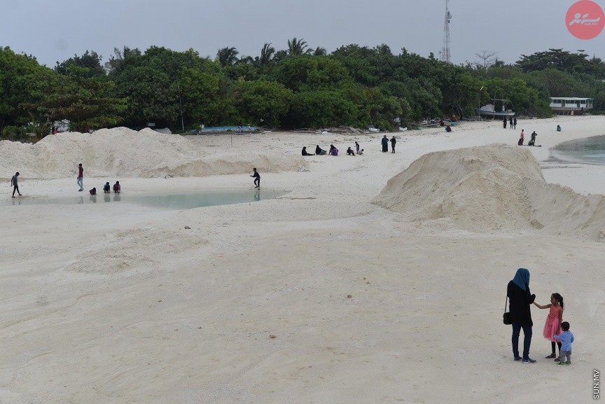31 ޖެނުއަރީ 2018: ފުނަދޫ އުތުރު ހުޅަނގު ފަރާތުގައި ސަރުކާރުން އެޅުމަށް ނިންމާފައިވާ އެއާޕޯޓުގެ މަސައްކަތުގެ ތެރެއިން:
މިހާރު ކުރިއަށް ދަނީ ބަންޑުވޯލު ޖެހުމަށްފަހު މޫދުން ހިއްކާ 21 ހެކްޓަރު ހިއްކުމުގެ މަސައްކަތް. އެމްޓީސީސީން މުޅިން އަލަށް ގެނައި ކޮންނަބޯޓު މަހާޖައްރާފު އިން ހިއްކަމުންދާ ސަރަހައްދުގެ ބޮޑުބައެއް މިހާރު ވަނީ ހިއްކާ ނިމިފަ. އެ މަސައްކަތް ރަސްމީކޮށް ފައްޓަވައިދެއްވާ ގޮތަށް ހަމަޖެހިފައި ވަނީ ރައީސް އަބްދުﷲ ޔާމީން އަބްދުލްގައްޔޫމް އެރަށަށް ކުރައްވާ ދަތުރުފުޅެއްގަ--ސަން ފޮޓޯ/ މުހައްމަދު އަފްރާހް