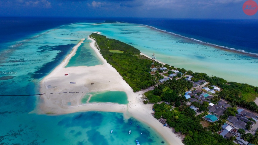 31 ޖެނުއަރީ 2018: ފުނަދޫ އުތުރު ހުޅަނގު ފަރާތުގައި ސަރުކާރުން އެޅުމަށް ނިންމާފައިވާ އެއާޕޯޓުގެ މަސައްކަތުގެ ތެރެއިން:
މިހާރު ކުރިއަށް ދަނީ ބަންޑުވޯލު ޖެހުމަށްފަހު މޫދުން ހިއްކާ 21 ހެކްޓަރު ހިއްކުމުގެ މަސައްކަތް. އެމްޓީސީސީން މުޅިން އަލަށް ގެނައި ކޮންނަބޯޓު މަހާޖައްރާފު އިން ހިއްކަމުންދާ ސަރަހައްދުގެ ބޮޑުބައެއް މިހާރު ވަނީ ހިއްކާ ނިމިފަ. އެ މަސައްކަތް ރަސްމީކޮށް ފައްޓަވައިދެއްވާ ގޮތަށް ހަމަޖެހިފައި ވަނީ ރައީސް އަބްދުﷲ ޔާމީން އަބްދުލްގައްޔޫމް އެރަށަށް ކުރައްވާ ދަތުރުފުޅެއްގަ--ސަން ފޮޓޯ/ މުހައްމަދު އަފްރާހް