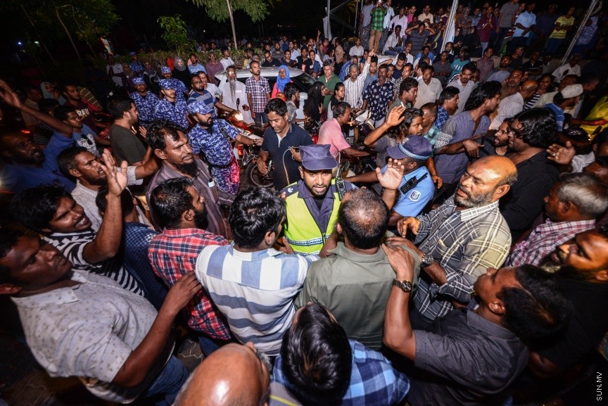 ފެބްރުއަރީ 1، 2018: އިދިކޮޅު ސިޔާސީ ލީޑަރުންނާއި ސިޔާސީ އެކި ސަބަބުތަކަށްޓަކައި ހައްޔަރުކޮށްފައި ތިބި މީހުން މިނިވަން ކުރުމަށް ސުޕްރީމް ކޯޓުން އަމުރުކުރުމާ ގުޅިގެން އިދިކޮޅުފަރާތްތަކުން މަގުމައްޗަށް ނިކުމެ އުފާފާޅުކުރުން: ފުލުހުން ވަނީ ގިނަ އަދަދަކަށް ކަރުނަގޭސް ބޭނުންކޮއްގެން އެއްވުން ރޫޅާލާފައި -- ސަން ފޮޓޯ