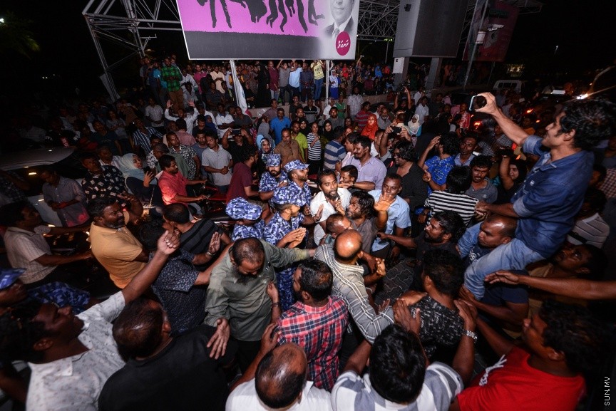 ފެބްރުއަރީ 1، 2018: އިދިކޮޅު ސިޔާސީ ލީޑަރުންނާއި ސިޔާސީ އެކި ސަބަބުތަކަށްޓަކައި ހައްޔަރުކޮށްފައި ތިބި މީހުން މިނިވަން ކުރުމަށް ސުޕްރީމް ކޯޓުން އަމުރުކުރުމާ ގުޅިގެން އިދިކޮޅުފަރާތްތަކުން މަގުމައްޗަށް ނިކުމެ އުފާފާޅުކުރުން: ފުލުހުން ވަނީ ގިނަ އަދަދަކަށް ކަރުނަގޭސް ބޭނުންކޮއްގެން އެއްވުން ރޫޅާލާފައި -- ސަން ފޮޓޯ