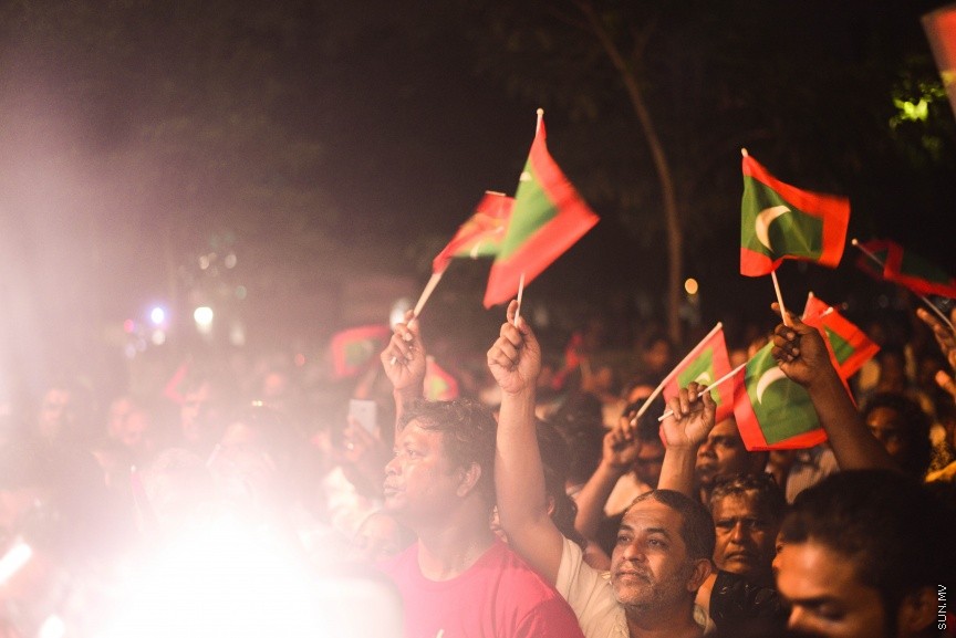 ފެބްރުއަރީ 1، 2018: އިދިކޮޅު ސިޔާސީ ލީޑަރުންނާއި ސިޔާސީ އެކި ސަބަބުތަކަށްޓަކައި ހައްޔަރުކޮށްފައި ތިބި މީހުން މިނިވަން ކުރުމަށް ސުޕްރީމް ކޯޓުން އަމުރުކުރުމާ ގުޅިގެން އިދިކޮޅުފަރާތްތަކުން މަގުމައްޗަށް ނިކުމެ އުފާފާޅުކުރުން: ފުލުހުން ވަނީ ގިނަ އަދަދަކަށް ކަރުނަގޭސް ބޭނުންކޮއްގެން އެއްވުން ރޫޅާލާފައި -- ސަން ފޮޓޯ