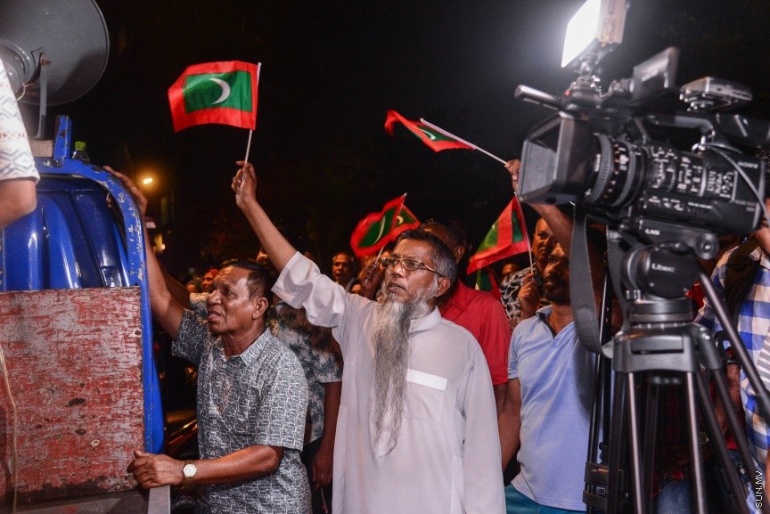 ފެބްރުއަރީ 1، 2018: އިދިކޮޅު ސިޔާސީ ލީޑަރުންނާއި ސިޔާސީ އެކި ސަބަބުތަކަށްޓަކައި ހައްޔަރުކޮށްފައި ތިބި މީހުން މިނިވަން ކުރުމަށް ސުޕްރީމް ކޯޓުން އަމުރުކުރުމާ ގުޅިގެން އިދިކޮޅުފަރާތްތަކުން މަގުމައްޗަށް ނިކުމެ އުފާފާޅުކުރުން: ފުލުހުން ވަނީ ގިނަ އަދަދަކަށް ކަރުނަގޭސް ބޭނުންކޮއްގެން އެއްވުން ރޫޅާލާފައި -- ސަން ފޮޓޯ