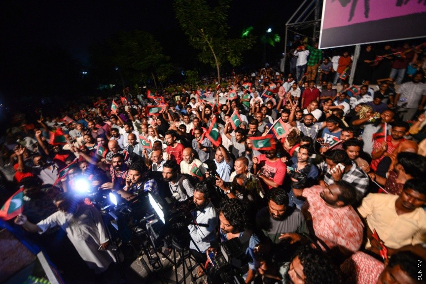 ފެބްރުއަރީ 1، 2018: އިދިކޮޅު ސިޔާސީ ލީޑަރުންނާއި ސިޔާސީ އެކި ސަބަބުތަކަށްޓަކައި ހައްޔަރުކޮށްފައި ތިބި މީހުން މިނިވަން ކުރުމަށް ސުޕްރީމް ކޯޓުން އަމުރުކުރުމާ ގުޅިގެން އިދިކޮޅުފަރާތްތަކުން މަގުމައްޗަށް ނިކުމެ އުފާފާޅުކުރުން: ފުލުހުން ވަނީ ގިނަ އަދަދަކަށް ކަރުނަގޭސް ބޭނުންކޮއްގެން އެއްވުން ރޫޅާލާފައި -- ސަން ފޮޓޯ