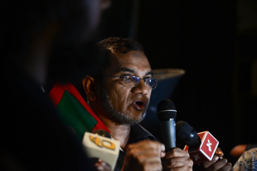 ފެބްރުއަރީ 1، 2018: އިދިކޮޅު ސިޔާސީ ލީޑަރުންނާއި ސިޔާސީ އެކި ސަބަބުތަކަށްޓަކައި ހައްޔަރުކޮށްފައި ތިބި މީހުން މިނިވަން ކުރުމަށް ސުޕްރީމް ކޯޓުން އަމުރުކުރުމާ ގުޅިގެން އިދިކޮޅުފަރާތްތަކުން މަގުމައްޗަށް ނިކުމެ އުފާފާޅުކުރުން: ފުލުހުން ވަނީ ގިނަ އަދަދަކަށް ކަރުނަގޭސް ބޭނުންކޮއްގެން އެއްވުން ރޫޅާލާފައި -- ސަން ފޮޓޯ