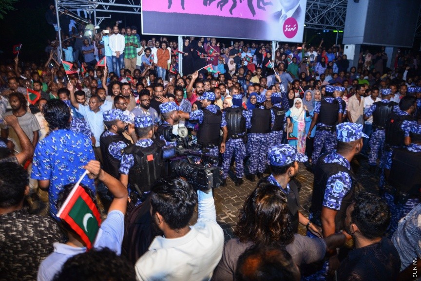 ފެބްރުއަރީ 1، 2018: އިދިކޮޅު ސިޔާސީ ލީޑަރުންނާއި ސިޔާސީ އެކި ސަބަބުތަކަށްޓަކައި ހައްޔަރުކޮށްފައި ތިބި މީހުން މިނިވަން ކުރުމަށް ސުޕްރީމް ކޯޓުން އަމުރުކުރުމާ ގުޅިގެން އިދިކޮޅުފަރާތްތަކުން މަގުމައްޗަށް ނިކުމެ އުފާފާޅުކުރުން: ފުލުހުން ވަނީ ގިނަ އަދަދަކަށް ކަރުނަގޭސް ބޭނުންކޮއްގެން އެއްވުން ރޫޅާލާފައި -- ސަން ފޮޓޯ